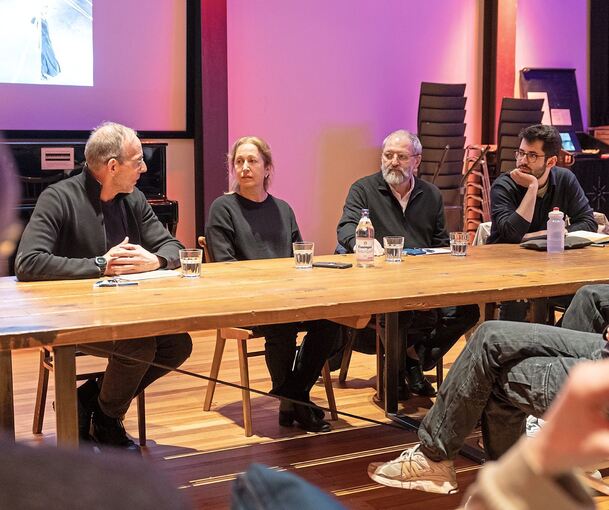 „Das russische Fernsehen ist eine totale Gehirnwäsche“: ADK-Leiter Ludger Engels (links) im Gespräch mit Marina Solopchenko und Emil Kapeliush, daneben ihr Sohn Alexander Kapeliush, der für die beiden aus dem Russischen übersetzt.