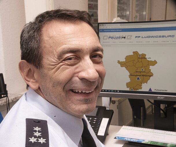 Verner Coric an seinem Schreibtisch in der Mattesstraße 11. Hier leitet er ein Team von fünf Beamten.