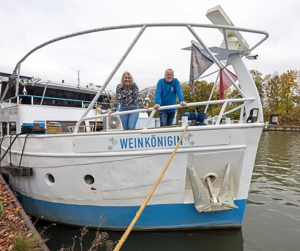 Mit Beginn der neuen Saison im April wird das Schiff „Weinkönigin“ in Ludwigsburg-Hoheneck anlegen. Das Foto zeigt Geschäftsführerin Yvonne Nadine Delucheux und Kapitän Jörg Störmer.