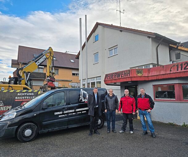 Bürgermeister Klaus Warthon (links) mit Vertretern der Abbruchfirma vor dem Benninger Feuerwehrhaus.