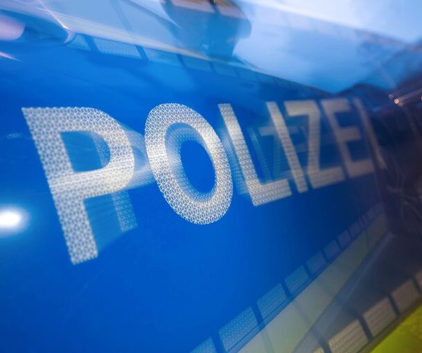 Mehrere Streifenwagenbesatzungen und ein Polizeihubschrauber verfolgten den 23-Jährigen auf seiner waghalsigen Flucht.