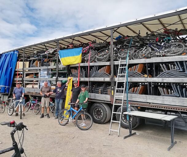 Einer der zahlreichen, vom GAW organisierten Hilfstransporte in die Ukraine. Hier wurden unter anderem Fahrräder und Stühle auf den Weg gebracht.
