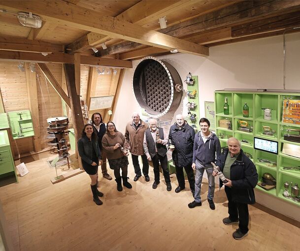 Die ehrenamtlichen Helfer des Schnapsmuseums in Bönnigheim zeigen die beiden neuen Räume und feiern gebührend.