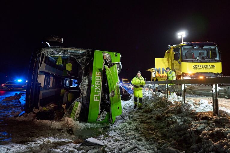 Schwerer Busunfall auf A11