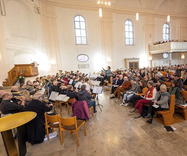 Ein großer Posaunenchor umrahmt den Gottesdienst musikalisch. Ein großer Posaunenchor umrahmt den Gottesdienst musikalisch.