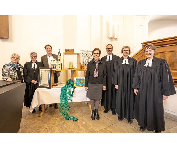 Mit den Schätzen aus den Gemeinden: Pfarrerin Christina Hörnig, Prälatin Gabriele Arnold, Oberbürgermeister Matthias Knecht, Mar Mit den Schätzen aus den Gemeinden: Pfarrerin Christina Hörnig, Prälatin Gabriele Arnold, Oberbürgermeister Matthias Knecht, Margret Rössle, Vorsitzende der evangelischen Gesamtkirchengemeinde, Dekan Michael Werner, die Oßweiler Pfarrerin Susanne Haa