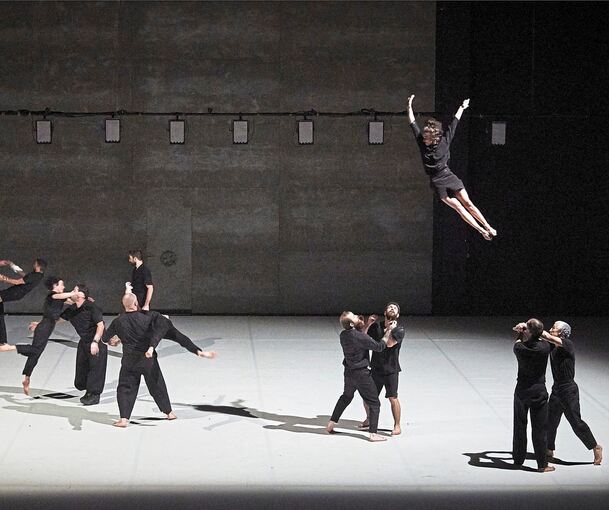 Show zwischen Zirkus und Tanzkunst: Die Compagnie XY.