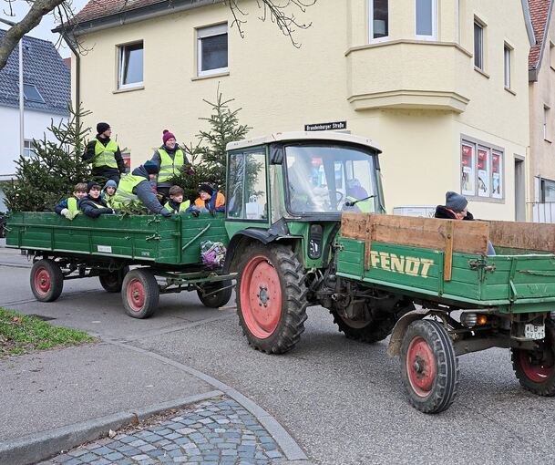 Mit dem Traktor fahren die Ehrenamtlichen durch die Straßen.