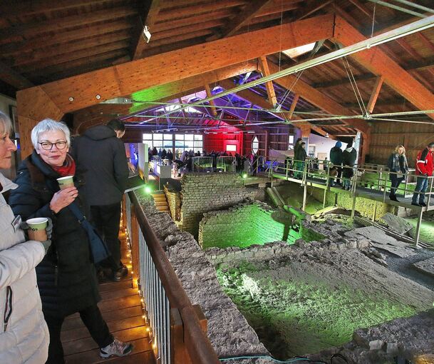 Grün, gelb, orange, rot: Ein faszinierendes Lichterspiel bot sich den Besuchern am Sonntag im Walheimer Römerhaus.