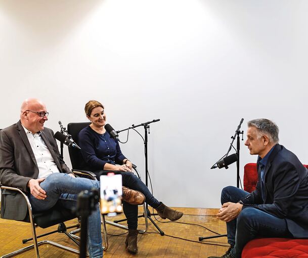 Jürgen Schindler (rechts) auf der News Couch im Gespräch mit Ulrike Trampus und Stephan Wolf. Jürgen Schindler (rechts) auf der News Couch im Gespräch mit Ulrike Trampus und Stephan Wolf.