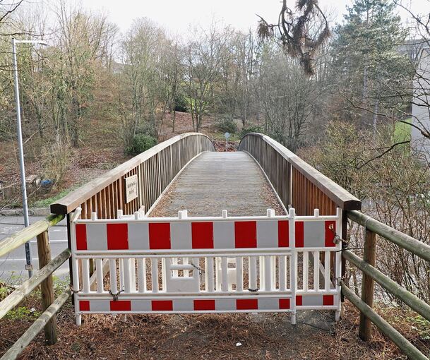 Baken versperren den Zugang zu der Brücke, die über die Marbacher Straße führt.