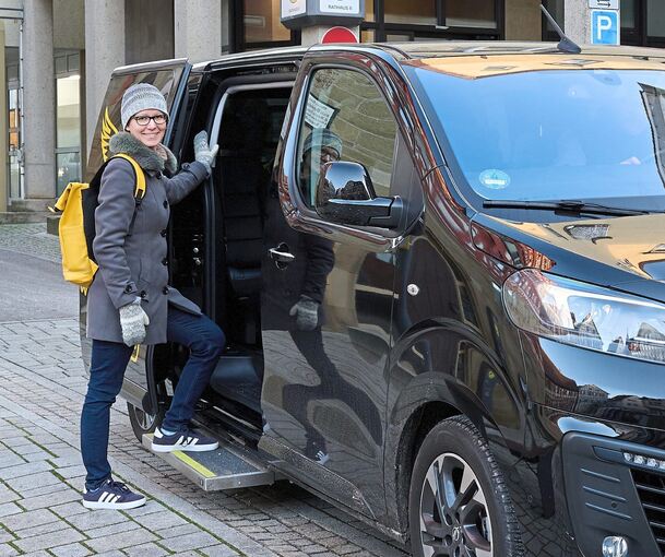 Los geht es am Rathaus. Das Trittbrett erleichtert den Einstieg.