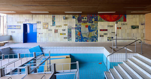 Jetzt werden im Becken Betten aus einer Flüchtlingsunterkunft gelagert.