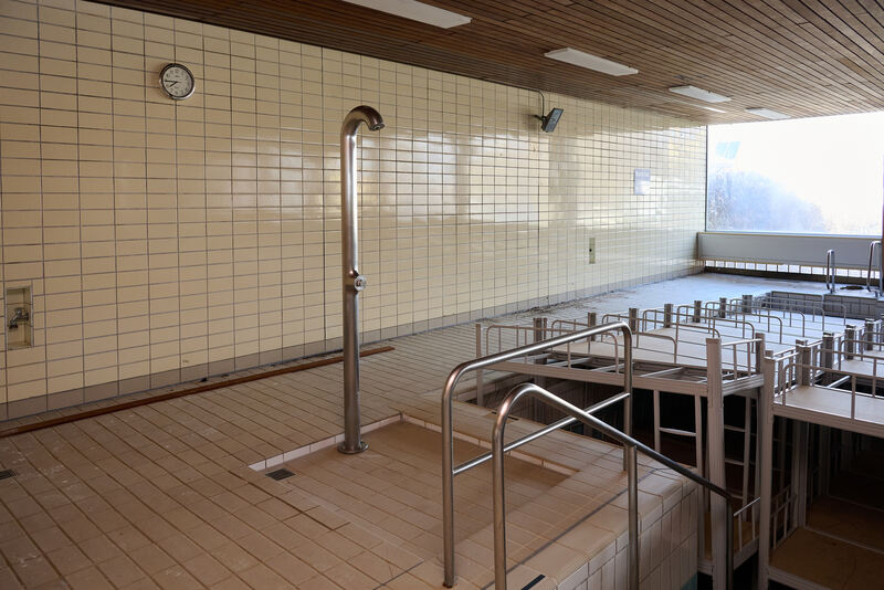 Die Dusche vor dem Becken.