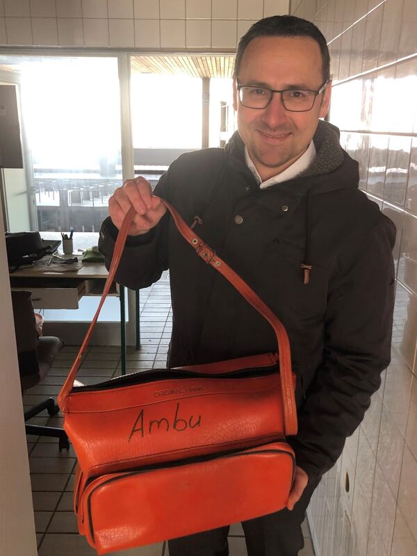 Was sich noch so alles findet: Christian Eiberger mit alter Sanitätertasche.