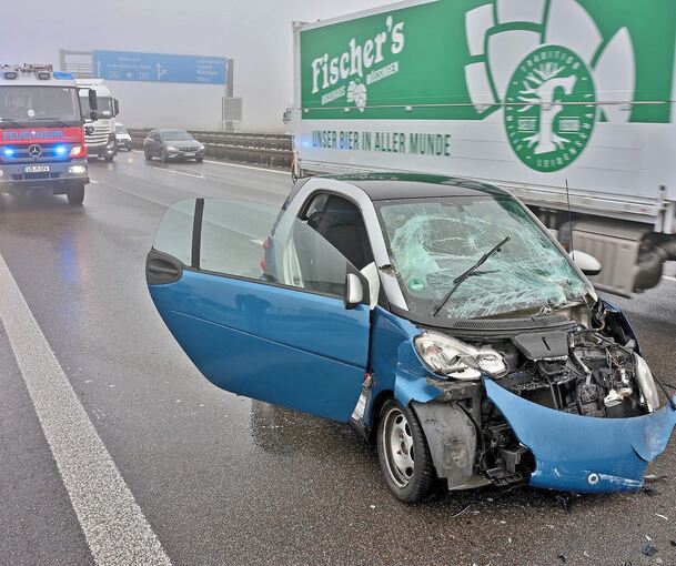 Der Smart-Fahrer musste in ein Krankenhaus gebracht werden. Der Smart-Fahrer musste in ein Krankenhaus gebracht werden.