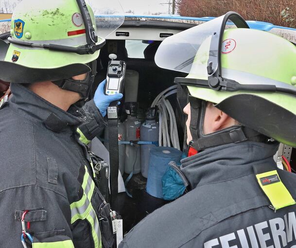 Die Einsatzkräfte kontrollieren mit einem Messgerät die Werte des Kleintransporters.