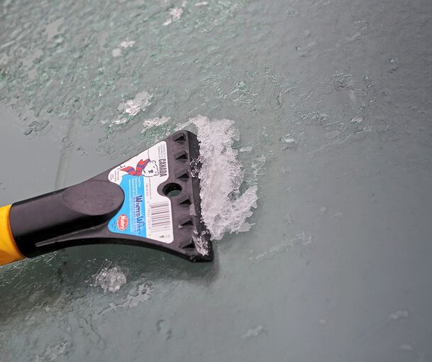 Die Autoscheiben waren komplett vereist.