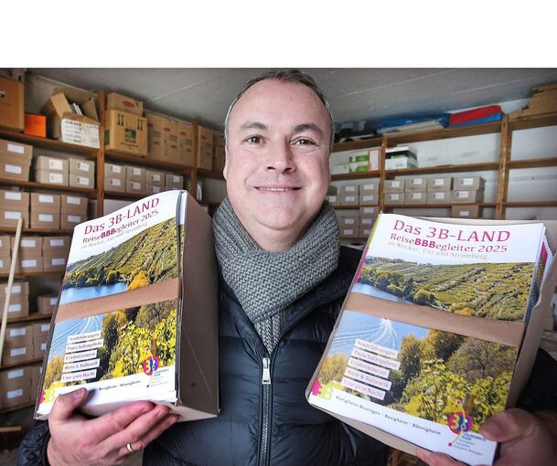 Eric Reiter von 3B-Tourismus packt für die CMT: Der „ReiseBBBegleiter 2025“ gehört zu den vielen Materialien, die er nach Stuttgart schleppt.