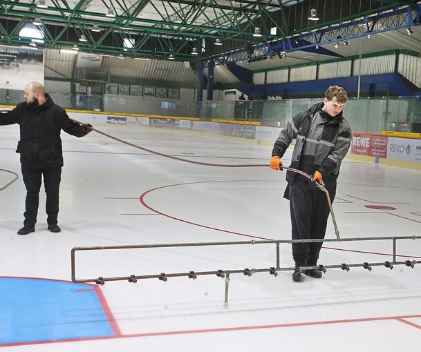 Die Eisfläche musste mit Wasser besprüht werden, so dass wieder eine 3,5 Zentimeter dicke Eisschicht entsteht.