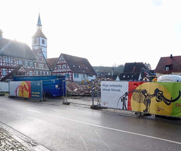 Die Parkplätze entlang der Straße sind durch die Abbrucharbeiten weggefallen.