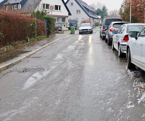 Die Fahrbahn der Naststraße in Ludwigsburg hat sich am Mittwoch in eine Eisbahn verwandelt.