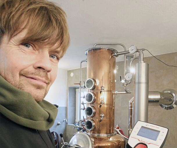 Alexander Kalich prüft den Alkoholgehalt in sein er Brennerei mit einem digitalen Messgerät.