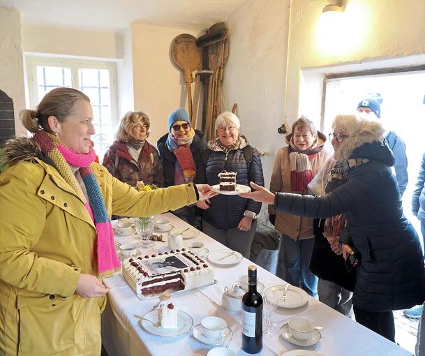 An der Geburtstagstafel: Sabrina Lakotta serviert im Ottmarsheimer Backhaus die von ihr gebackene Christian-Friedrich-Hermann-Torte.