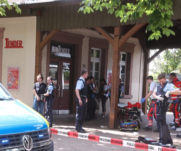 •Polizisten und Sanitäter am Sachsenheimer Bahnhof.