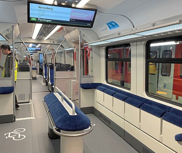 Große Monitore und Mehrzweckbereiche mit Klappsitzen – hier für Räder, bis zu 12 haben Platz – sind die auffälligsten Änderungen der neugestalteten S-Bahnen, die nach und nach umgebaut werden.