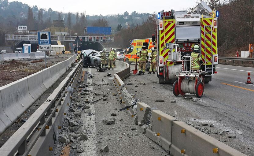 Auto prallt gegen Leitplanke auf A81