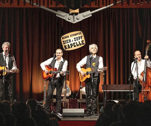 Sorgt für Stimmung: „Herrn Stumpfes Zieh & Zupfkapelle“.