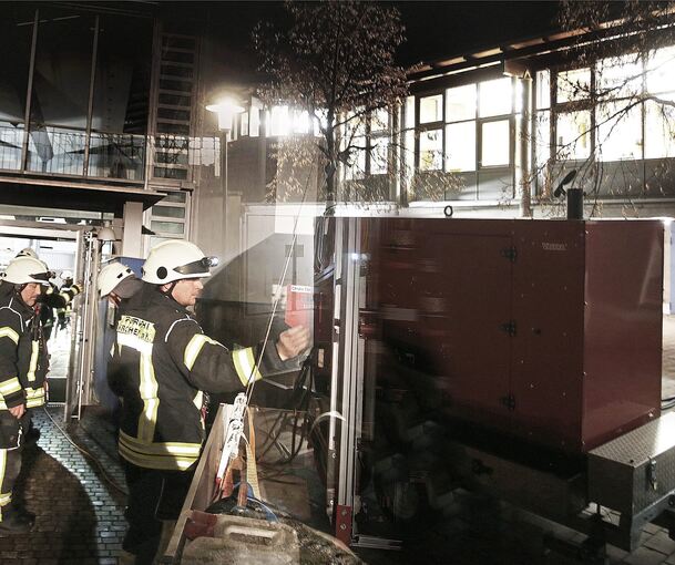 Ein Notstromaggregat wird an der Schule in Betrieb genommen.