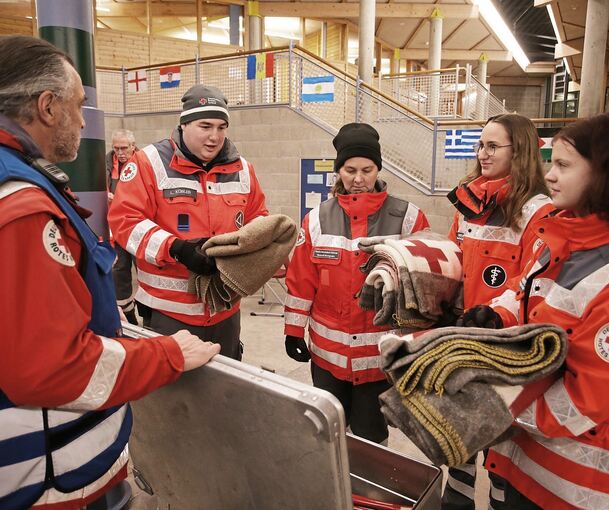Rot-Kreuzhelfer richten Notunterkünfte ein.