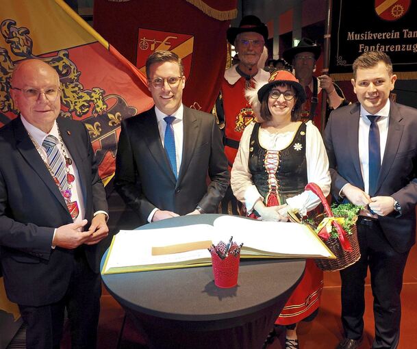 Der CDU-Landesvorsitzende Manuel Hagel (Zweiter von links) trug sich ins Goldene Buch der Stadt ein. Darüber freut sich auch Bürgermeister Martin Bernhard.
