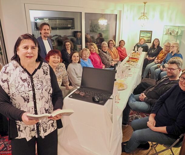 Christine Süß (links) stellt im Literatursalon von Elfriede Steinwand (Zweite von links) ihr neustes Buch vor.