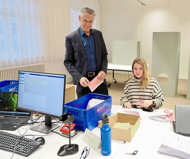 Wahlleiter Jürgen Schindler und Carina Poller im Wahlbüro, das am Montag (20. Januar) auch für die Bürger öffnet.
