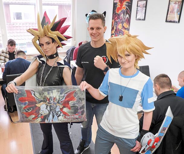 Sammelkartenturnier mit Cosplayern Daniela Lingl (links), Veranstalter Marc Opletal und Kristina Lingl (rechts).
