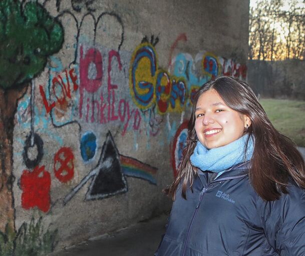 Mariella Castiglia Ramirez vor der Fläche am Fußweg an der Bottwar unter dem Autobahnzubringer, die man nun nach Lust und Laune besprühen darf.