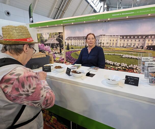 Probieren von den leckeren Kürbiskernen wollen alle. Petra Graf freut sich über den Andrang.