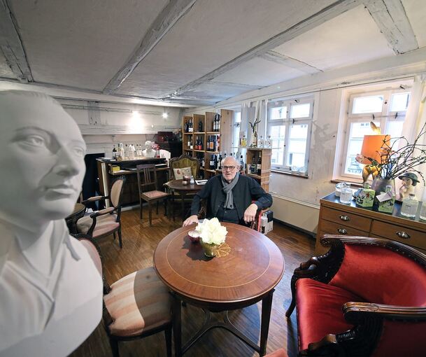 Richtig gemütlich: Charli Pflumm-Hölderin in seinem Café im Dreigiebelhaus. Links eine Büste von Friedrich Hölderlin. Der Dichter ist ein direkter Verwandter von Pflumm-Hölderlins Ehefrau.