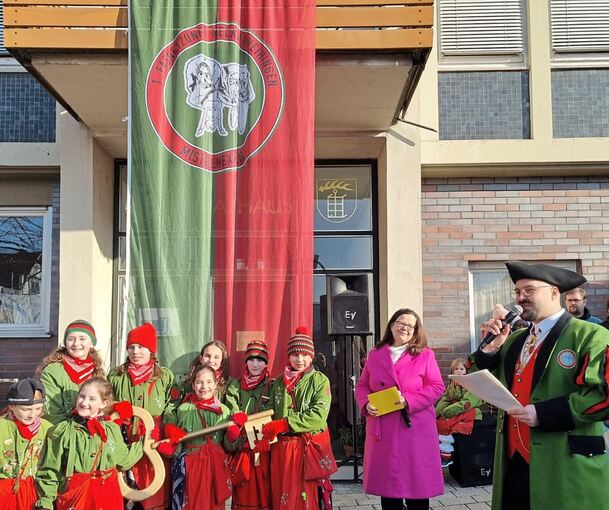 Sehr traurig sieht Renate Schmetz auch nicht aus, als die Erste Bürgermeisterin den Neckarweihinger Mistelhexen mit Zunftmeister Stefan Diefenbach das Regiment überlassen muss.