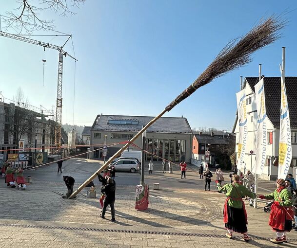 Das Narrenbaumstellen vor dem Rathaus gehört natürlich dazu.