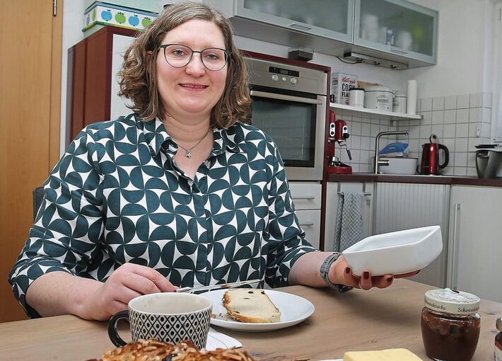Die Linke-Kandidatin Julia Schlembach an ihrem Frühstückstisch.