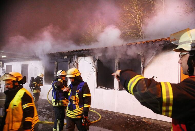 Feuerwehrleute im Einsatz an der Vaihinger Asylunterkunft. Foto: Alfred Drossel