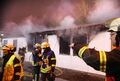 Feuerwehrleute im Einsatz an der Vaihinger Asylunterkunft. Foto: Alfred Drossel