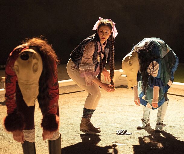 Mit Wucht in die Gegenwart geholt: „I love horses“ im Nord.