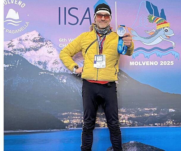 Martin Tschepe mit seiner Weltmeister-Medaille.