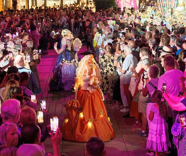 Bei der Venezianischen Messe verwandelt sich der Marktplatz in Ludwigsburg zu einem Laufsteg für Masken- und Kostümträger. Das soll auch so bleiben.