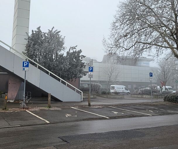 Parkplatzsituation am Stadionbad in der Fuchshofstraße: Es gibt sechs Parkplätze, dann drei Behindertenparkplätze und rechts zwei Mitarbeiterparkplätze.
